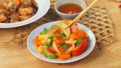 Dọn món ra mâm cơm, trang trí với ngò rí. Chỉ với các nguyên liệu đơn giản, bạn đã có thể chế biến cho gia đình mình món rau củ xào chua ngọt rất ngon và giàu dinh dưỡng. Rau củ vẫn giữ được màu sắc đặc trưng lẫn độ giòn. Món ăn dùng với cơm nóng kèm nước sốt chua ngọt sẽ rất hao cơm đó, vị chua kích thích vị giác, giúp ta ăn ngon miệng và ăn được nhiều hơn.