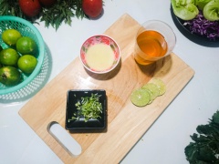 Hòa vỏ chanh với nước muối, bóp nhẹ loại bỏ bớt tinh dầu chanh gây đắng, sau đó vớt để ráo nước. Vớt bỏ phần bả trà trong ly, chỉ giữ lại nước trà. Ở bước này bạn nào không thích vị trà đậm có thể làm loãng ra nhé.