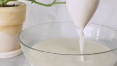 Cho đậu nành đã xay mịn vào nồi, tiếp theo đổ thêm 1.5 lít nước. Dùng muỗng khuấy đều và nấu sữa đậu đến khi sôi thì tắt bếp. Lọc bỏ phần bã đậu.