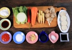 Chuẩn bị tất cả nguyên liệu: Cà rốt gọt vỏ, cắt lát mỏng. Đậu hũ trứng cắt lát mỏng. Cải thìa cắt đôi theo chiều dọc. Nấm bào ngư bỏ gốc, rửa sạch, để ráo. Ớt sừng cắt lát mỏng.