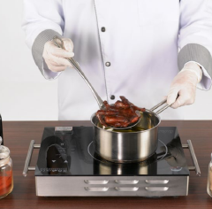 Một con còn lại chặt đôi hoặc để nguyên, ướp 3gr đường, 1 g tiêu, 5ml nước tương, 10g tỏi băm, 10gr hành tím băm, để 15 phút cho thấm gia vị. Bắc chảo lên bếp, cho 10ml dầu vào. Tiếp tục cho 40ml dầu còn lại vào chảo, cho bồ câu nguyên con và ram chín vàng, vớt ra chặt miếng vừa ăn, hoặc xé nhỏ lấy thịt bỏ xương.