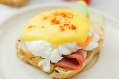 Món egg bennedict vừa chín tới, còn lòng đỏ sóng sánh bên trong, ăn kèm với sốt Hollandaise, salad hay chấm với bánh mì đều hấp dẫn. Món trứng này cũng không quá phức tạp phải không nào, đây sẽ là món rất phù hợp dùng bữa ăn sáng nhanh gọn hoặc ăn theo chế độ lành mạnh. Bạn nhớ lưu công thức để thực hiện cùng Cooky cho gia đình thưởng thức nhé!