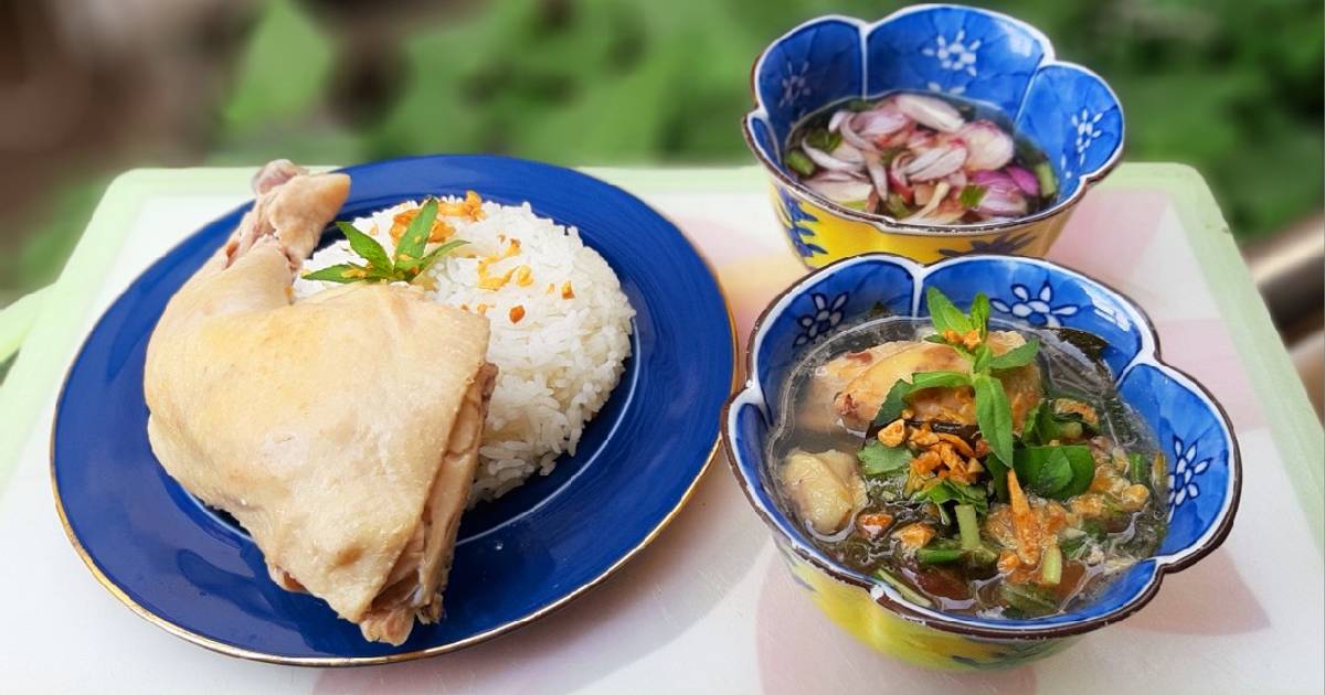 Cơm gà luộc và canh gà lá giang
