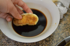 Lấy từng chiếc bánh sampanh (bánh Lady Fingers) nhúng nhẹ 2 mặt chiếc bánh vào hỗn hợp cà phê sau đó lót vào kín đáy khuôn.