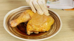 450gr thịt má đùi gà đem ướp với 3 muỗng canh nước tương, 1 muỗng cà phê tiêu xay, 1,5 muỗng canh đường, 1/4 muỗng cà phê muối. Xoa đều gia vị lên khắp đùi gà cho thấm đều.