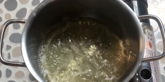 Nấu nước giấm với đường, một ít muối, đun sôi và để nguội.