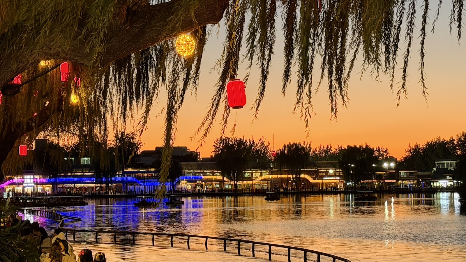 Farolillos junto al lago en Beijing