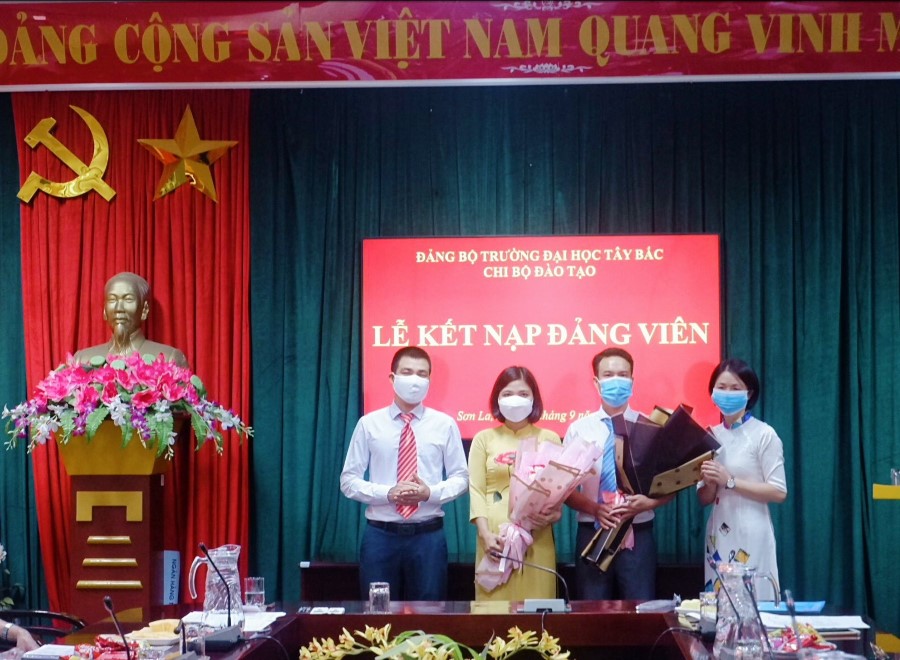 Chi bộ Đào tạo tổ chức Lễ kết nạp Đảng viên mới