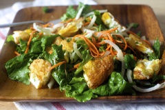 Thưởng thức món salad ngon mát này thôi. Ngoài ra, nếu bạn thích ăn cay đúng chuẩn người Thái thì có thể cho thêm ớt trái băm nhuyễn vào phần sốt trộn nhé, còn nếu nhà có trẻ em thì nên bỏ qua nguyên liệu này.