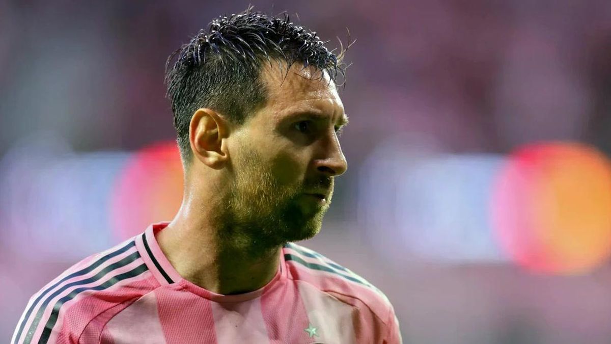 Messi bỏ dở trận đấu vì chấn thương, tuyển Argentina lo sốt vó trước thềm World Cup - Báo Tiền Phong