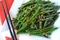 CHo đậu xào ra đĩa và dùng với cơm.
