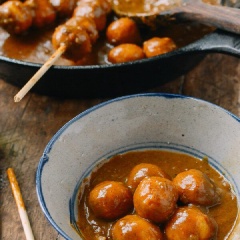 Vậy là hoàn thành rồi, lúc này bạn chỉ cần lấy que tre xiên vào từng viên cá thôi nhé. Từng miếng cá viên thấm đều sốt cà ri vàng óng ánh thật bắt mắt. Bạn đã sẵn sàng để thử chưa?