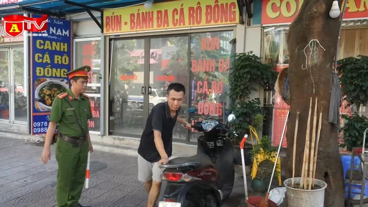 Công an phường Phúc Lợi tăng cường duy trì trật tự đô thị - Chuyên trang An Ninh Thủ Đô - Báo Công an nhân dân