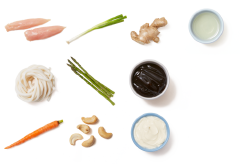 Hành lá, măng tây, cà rốt, gừng rửa sạch, để ráo nước. Cà rốt gọt vỏ, thái mỏng. Măng tây tước bỏ phần vỏ bên ngoài, thái miếng dài khoảng 2,5cm, phần ngọn giữ nguyên. Gừng gọt vỏ, thái nhỏ. Hành lá thái nhỏ, để riêng phần gốc và phần lá hành. Hạt điều đập nhỏ.