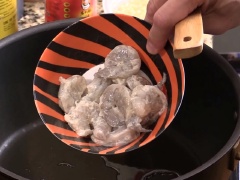 Hành lá, ngò rí rửa sạch, xắt nhỏ. Tỏi băm nhuyễn. Rửa sạch và bóc vỏ tôm. Rửa sạch cải thìa và để ráo. Bắt chảo lên bếp, cho 1 muỗng cà phê tỏi băm phi thơm, cho tôm đã bóc vỏ vào xào sơ, cho hơi săn lại.