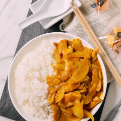 Vậy là món cà ri gà siêu tốc đã hoàn thành rồi. Dọn cà ri gà ăn ra tô, dọn ăn cùng bánh mì, cơm trắng hoặc bún đều ngon.