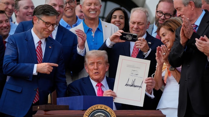 Trump Signature to Appear on All New US Currency in Historic Shift