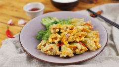 Thành phẩm: Bông bí chiên vàng giòn chấm với tương ớt, tương cà hoặc mayonaise. Có thể ăn chơi hoặc dùng với cơm đều ngon.
