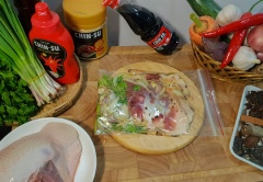 Chuẩn bị 1 nồi nước, bật lửa nấu nước. Cho tất cả nguyên liệu ướp vịt vào túi zip. Đến khi nước sôi từ 60 -70 độ thì chúng ta tắt bếp, cho túi ức vịt vào, nhấn chìm túi trong nước, rồi đậy nắp lại, ủ sous vide 30 phút.