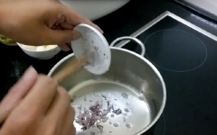 Phi thơm 1 muỗng canh hành tím băm với 2 muỗng canh dầu ăn còn lại. Cho thịt ba chỉ đã ướp vào, xào đến khi thịt săn lại.