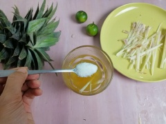 Cho trà vào ly, thêm nước cốt chanh (2 trái), thêm 15g đường và sả đã xé sợi quậy đều. Thêm nước đá và cuối cùng cho mứt thơm đã sên vào.