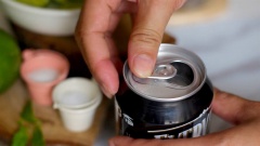 Thêm đá, nước soda là hoàn tất.