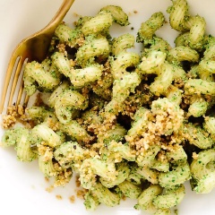 Nui được trộn cùng với sốt pesto đậm đà hương vị Ý rất hấp dẫn và đặc biệt. Nui trộn sốt Pesto hạt phỉ rất dễ làm với vị nơ mềm dai hòa quyện với nước sốt từ rau arugula, hạt phỉ béo bùi, thơm ngon. Món này cực kì giàu chất dinh dưỡng nữa nha, bạn có thể lưu lại công thức và làm ngay để thưởng thức.