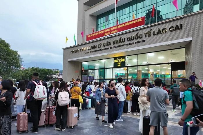 Du lịch qua Cửa khẩu Quốc tế Lào Cai 'hút' du khách dịp nghỉ lễ 30/4 và 01/5 - Báo Lào Cai