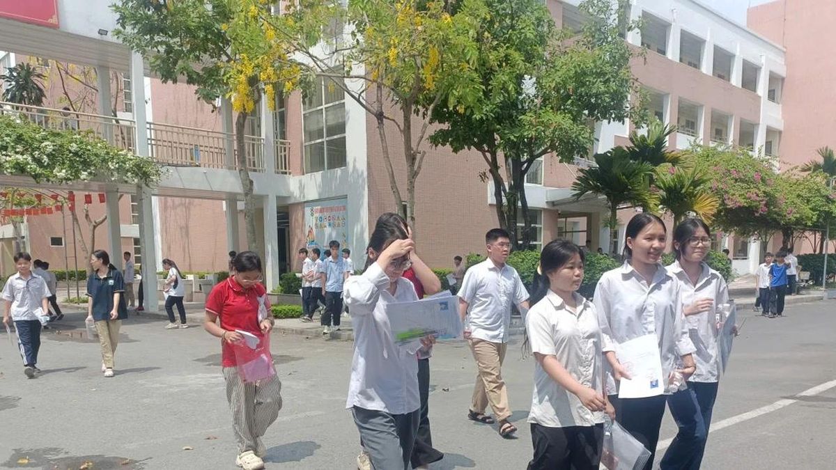 Sáng 31/5, gần 125.000 học sinh Hà Nội hoàn thành bài thi môn Toán vào 10 - Báo Tri thức &amp; Cuộc sống