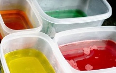 Sau khi khuấy đều tất cả các chén thạch màu mè thì rót ra khay, để nguội và nhét vào tủ lạnh cho nó đông lại . Khoảng 4 tiếng là được.