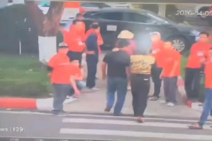 CLIP: Nhân viên điều phối xe bị hành hung trong khuôn viên sân bay - Báo Người Lao Động