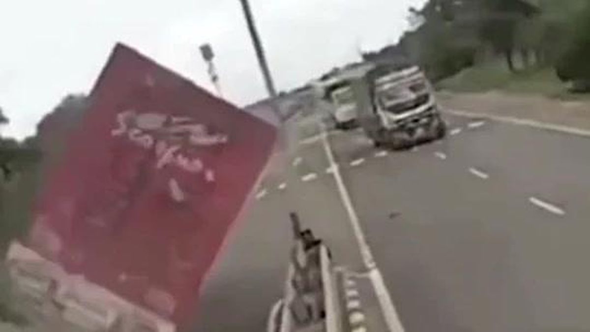 Xe máy cắt ngang bất ngờ, xe tải đánh lái tránh va chạm rồi lật nghiêng giữa đường - Tạp chí Doanh Nghiệp Việt Nam