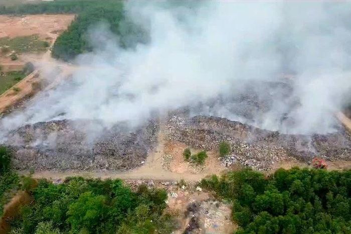 Người dân 'kêu trời' vì bãi rác lớn giáp ranh 3 xã cháy âm ỉ cả tuần - Báo Tiền Phong