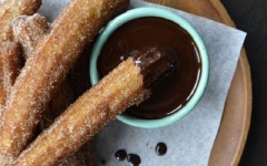 Để ráo bớt dầu là bạn đã có thể thưởng thức ngay bánh Churros thơm ngon này rồi. Chấm kèm với sốt chocolate bánh sẽ ngon hơn nhiều đấy.