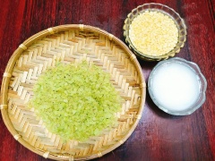 Đậu xanh vo sạch sau đó ngâm nước 4 tiếng cho đỗ nở mềm. Cốm mua về nhặt bỏ những hạt cốm xấu, bột năng cho vào bát và thêm 1 ít nước khuấy đều. Đậu sau khi ngâm đủ thời gian thì đổ ra cho ráo nước sau đó đem hấp cho đậu chín mềm.