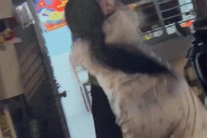 CLIP: Hai nữ gác chắn ở Đà Nẵng bị hành hung khi làm nhiệm vụ - Báo Người Lao Động