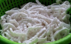 Thơm gọt vỏ, bỏ mắt, cắt thành miếng mỏng. Cùi dừa cắt thành sợi dài, to.