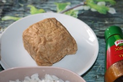 Để cơm vào tủ lạnh khoảng 1 tiếng cho hạt cơm cứng lại. Cà rốt, đậu cove rửa sạch nhặt bỏ phần đầu, đuôi và sợi bên lưng.