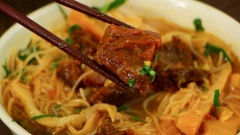 Bún măng bò có nước lèo đậm đà thơm dậy mùi măng, thịt bò và lá sách hầm mềm nhưng vẫn giữ được độ dai sựt ngon miệng. Đặc biệt trong tô bún măng có sự xuất hiện của trứng lòng đào bổ dưỡng, chấm thịt với mắm tôm hoặc tương sa tế đều ngon hết sẩy. Món ăn có hương vị vừa quen vừa lạ, một sự giao thoa giữa bún bò và bún măng tạo nên một món Bún măng bò rất đặc sắc.