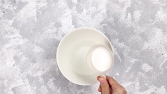Ủ men: Hòa tan 40g đường cát trắng vào cùng 170ml nước ấm. Tiếp đến thêm 1 gói men khô 10g, khuấy cho men tan, dùng màng bọc thực phẩm đậy kín và ủ trong 5 phút cho men nở. Sau đó, thêm 20g sữa đặc vào hỗn hợp men rồi khuấy tan.