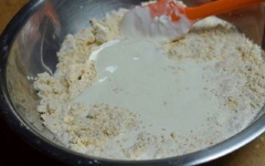 Tiếp theo cho kem sữa tươi, vani vào, trộn cùng cho thật đều.