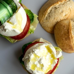 Xếp xà lách, cà chua lên bánh mì, phủ phô mai lên, rưới dầu olive quanh phô mai rồi rắc muối tiêu và, đậy bánh bằng lát bánh mì còn lại và thưởng thức ngay.
