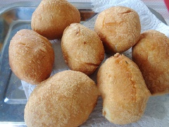 Đặt chảo dầu lên bếp (dầu cần phải ngập bánh). Chờ cho dầu nóng, sau đó cho từng viên bánh vào chiên với lửa vừa. Trong khi chiên thì cố gắng di chuyển viên bột cho bánh chín đều và tròn đẹp. Khi bánh chín thì gắp bánh ra dĩa có lót giấy thấm dầu.