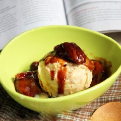 Bây giờ chỉ cần múc kem vani vào chén rồi rưới phần sốt caramel chuối này lên trên là có thể thưởng thức.