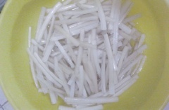 Ngó sen cắt khúc dài khoảng 5cm, chẻ làm đôi. Sau đó ngâm ngó sen với giấm pha nước khoảng 10 phút.