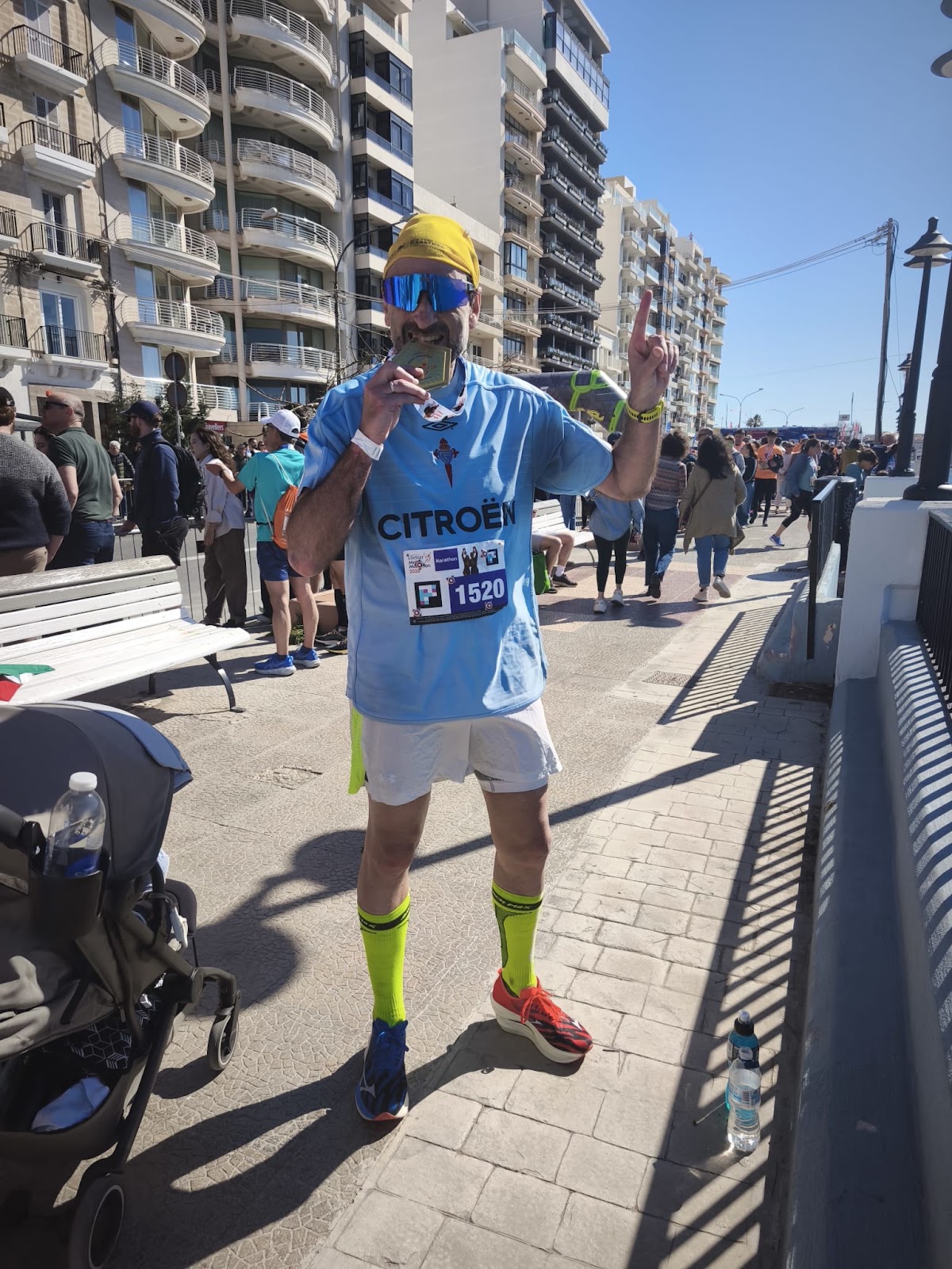 Suso recuperándose con la medalla tras finalizar el maratón