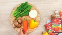 90gr nấm mỡ nâu rửa sạch, cắt đôi. 90gr ớt chuông vàng bỏ cuống bỏ hạt thái sợi. 90gr hành tây lột vỏ, thái sợi. 90gr Cà rốt gọt vỏ thái sợi. 90gr Cải bó xôi rửa sạch cắt khúc ngắn. Đun 1 nồi nước sôi, cho các loại rau củ vào trụng nhanh cho mềm, sau đó cho vào nước lạnh. Đun 1 nồi nước sôi khác, cho 160gr miến khô vào trụng 3 phút cho chín mềm.