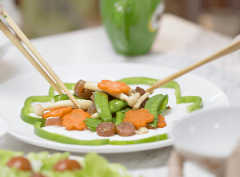 Trang trí dĩa với ớt chuông xanh cho bắt mắt rồi dọn món ăn lên. Món này ăn nóng cùng cơm hoặc bánh chưng, bánh tét và ít dưa kiệu rất ngon, rất hợp đấy nhé.