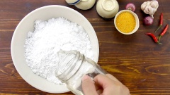 Cách làm bột bánh bèo: Cho vào tô 300gr bột gạo, thêm 15gr bột năng và 1/2 muỗng cà phê muối vào, trộn đều. Thêm 300ml nước lạnh vào, khuấy cho tan bột. Tiếp theo cho 300ml nước sôi vào tô, tiếp tục khuấy đều cho tất cả hòa quyện. Để bột nghỉ 30 phút. Sau đó cho vào 1 muỗng cà phê dầu ăn, khuấy đều.