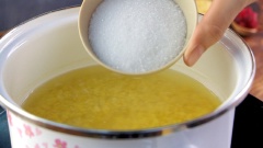 120gr đậu xanh không vỏ ngâm 2 tiếng với nước sôi cho mềm rồi nấu với 500ml nước và 50gr đường khoảng 20 phút cho mềm nhừ rồi xay nhuyễn. Sau đó bảo quản trong ngăn mát tủ lạnh.